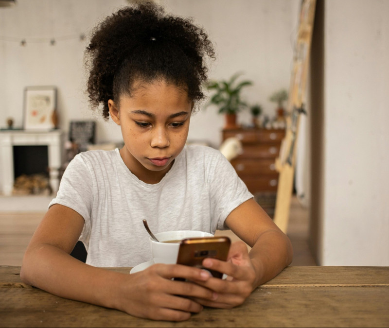 De voor- en nadelen van sociale media op de taal- en spraakontwikkeling van 12-jarigen